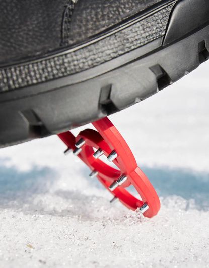 Technologie Flip-Grip pro bezpečnou chůzi na ledu a sněhu